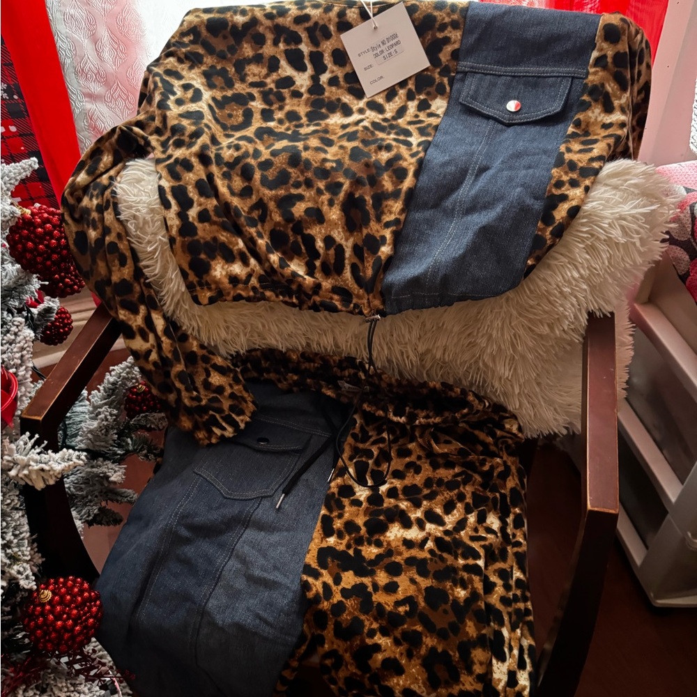 Woman  long sleeves Cheetah print top and sweater set